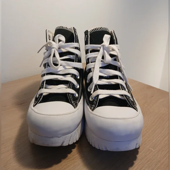 Converse Women’s Chuck Taylor All Star Lugged 2.0 High-Top Sneakers Size M4 / W6 - Picture 2 of 11